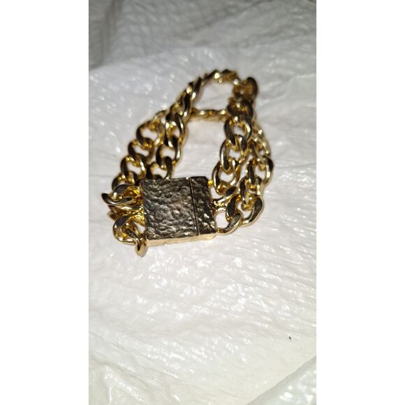 A Women's Heavy Gold Tone Chain Bracelet Layered Magnetic Chunky Runway - Picture 8 of 8